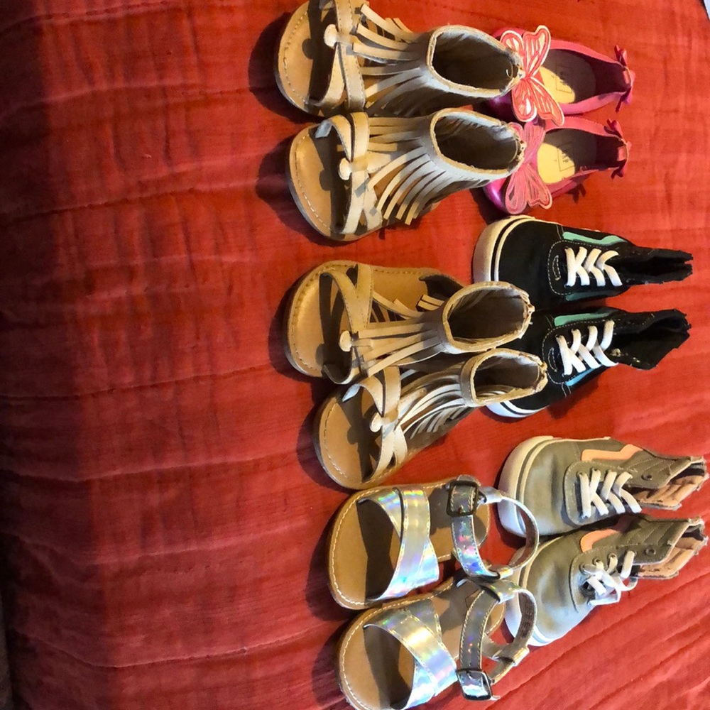 Lote of girl shoes. The vans are sold